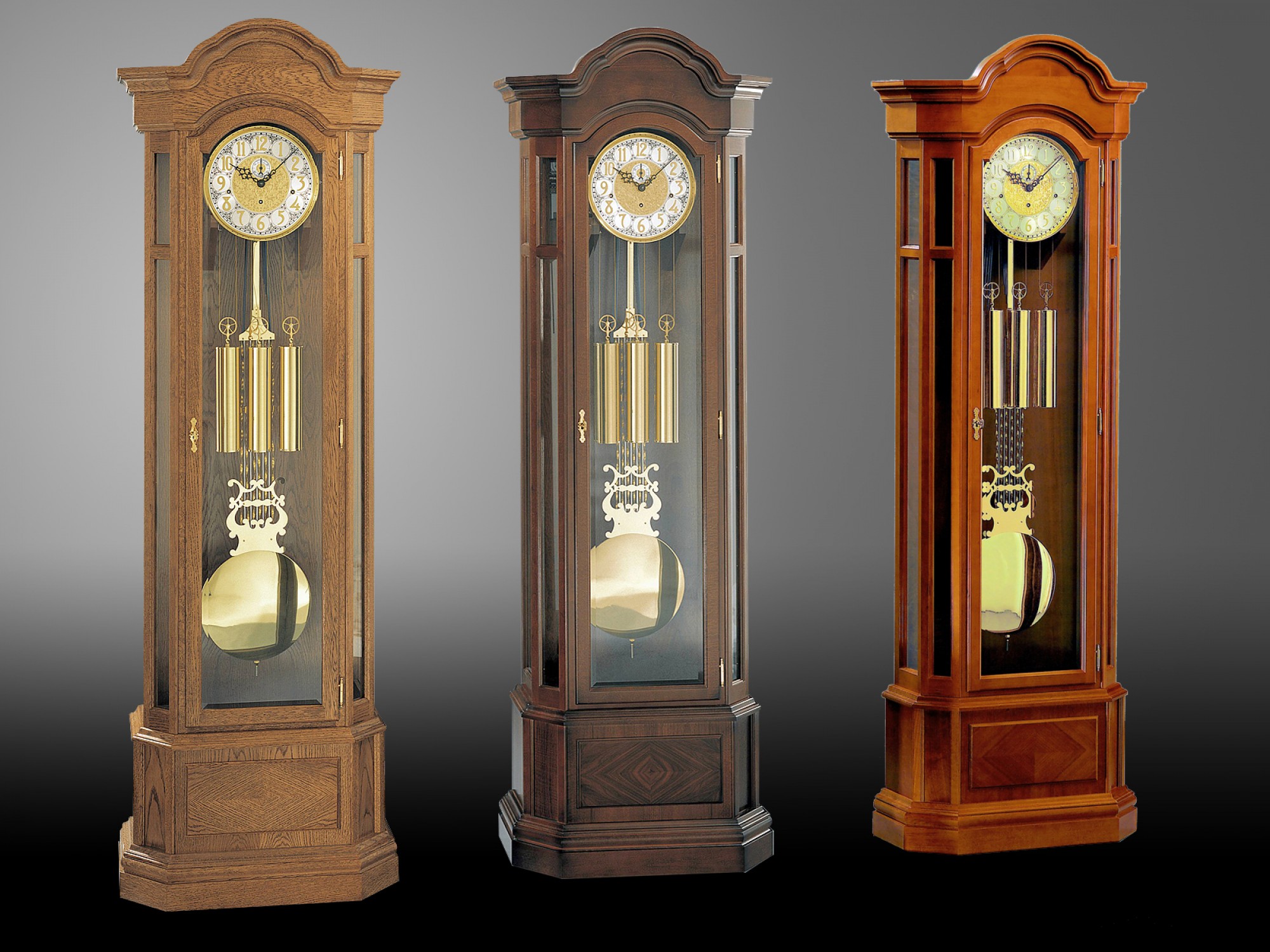 Напольные часы в деревянном корпусе